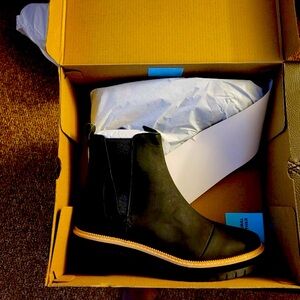 TOMS DAKOTA BOOTS 8.5